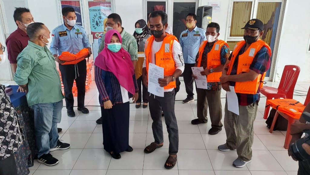 Kampanye Keselamatan Pelayaran, Penyerahan Dokumen Pas Kecil dan Pembagian Life Jacket.
