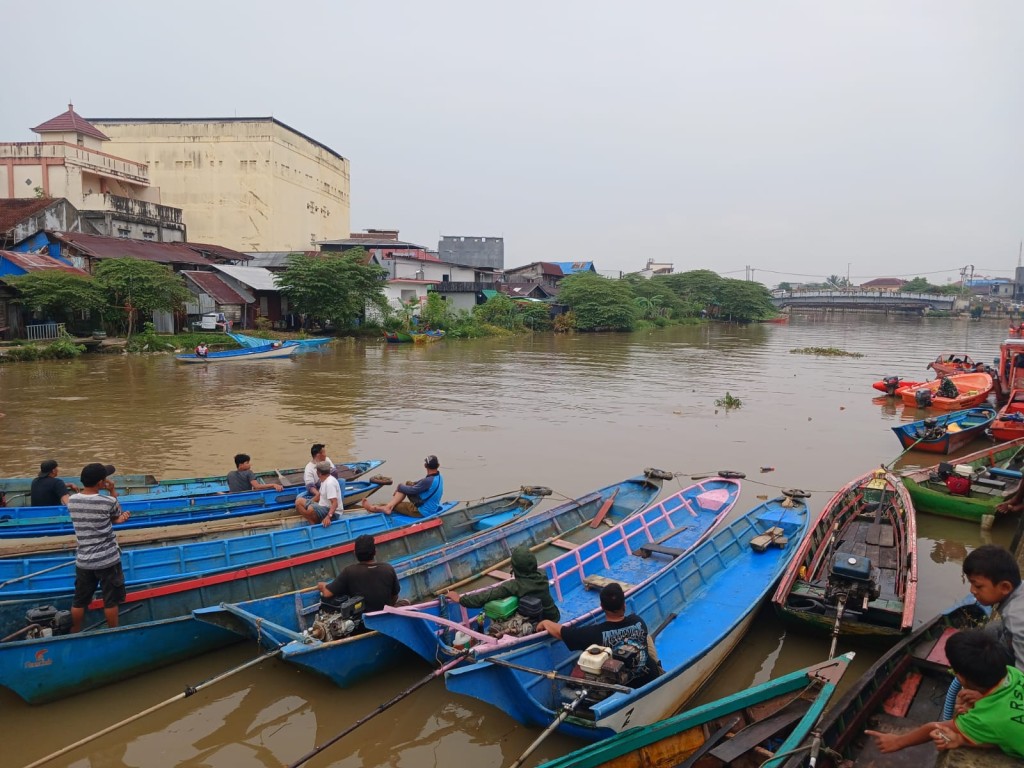 Gerakan Perahu Ketinting Pungut Sampah Sungai Karang Mumus