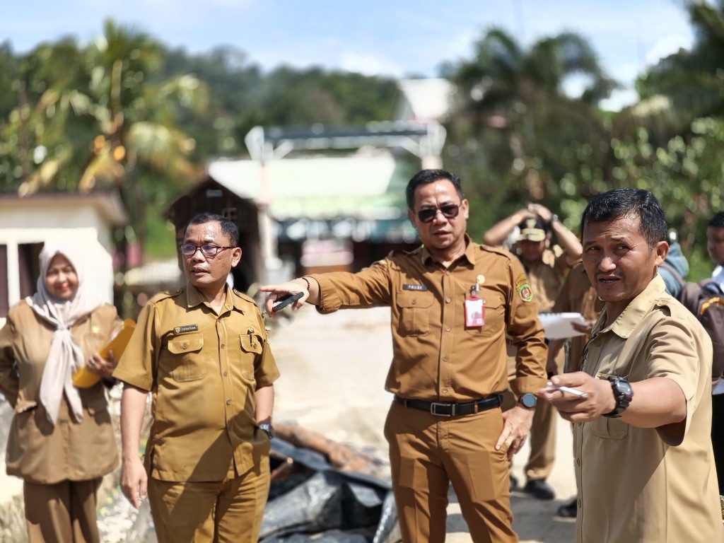 Kapala Dinas Perikanan Meninjau Rehabilitasi BBI Lubuk Sawa