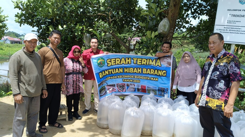 Serah Terima Hibah Bantuan Benih Ikan Lokal Di Pokdakan Kota Samarinda