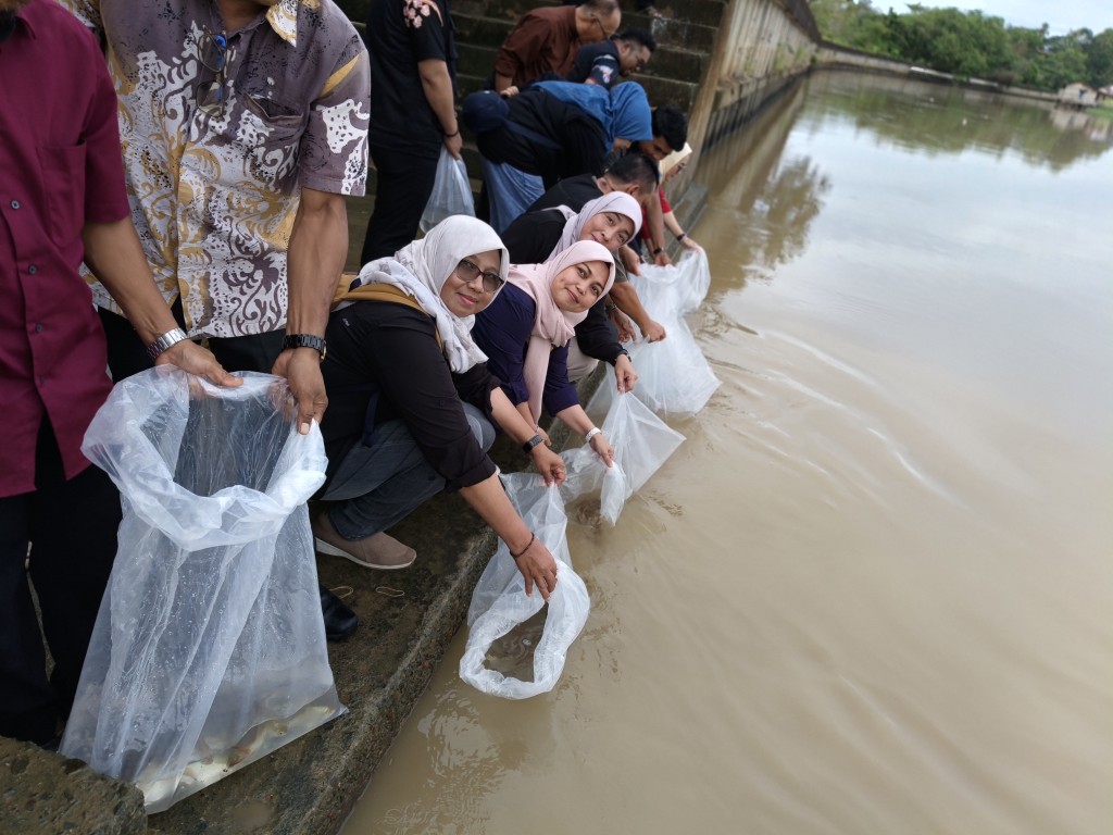Dinas Perikanan mengikuti kegiatan Restocking Ikan Lokal dalam rangka Dies Natalis Perikanan Universitas Mulawarman ke-50 di Sungai Karang Mumus Kota Samarinda