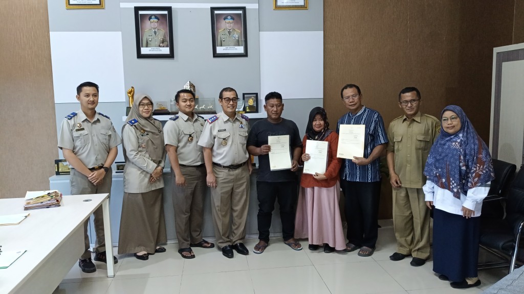 Dinas Perikanan Kota Samarinda bersama Kantor Pertanahan Kota Samarinda melaksanakan kegiatan penyerahan sertifikat lahan kepada para pembudidaya ikan di Kota Samarinda