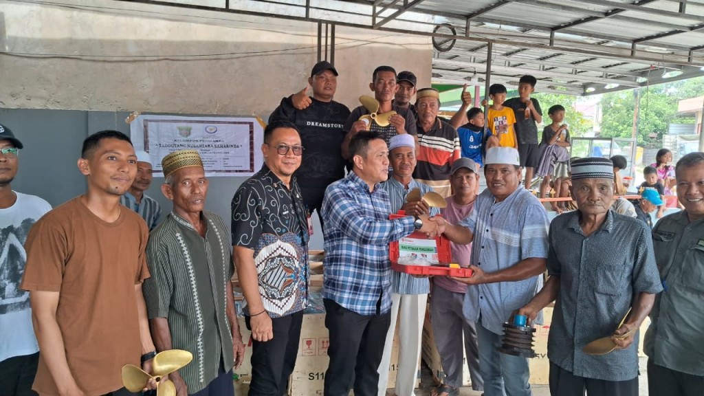Mengikuti Penyerahan Bantuan Nelayan Perikanan Kota Samaridna